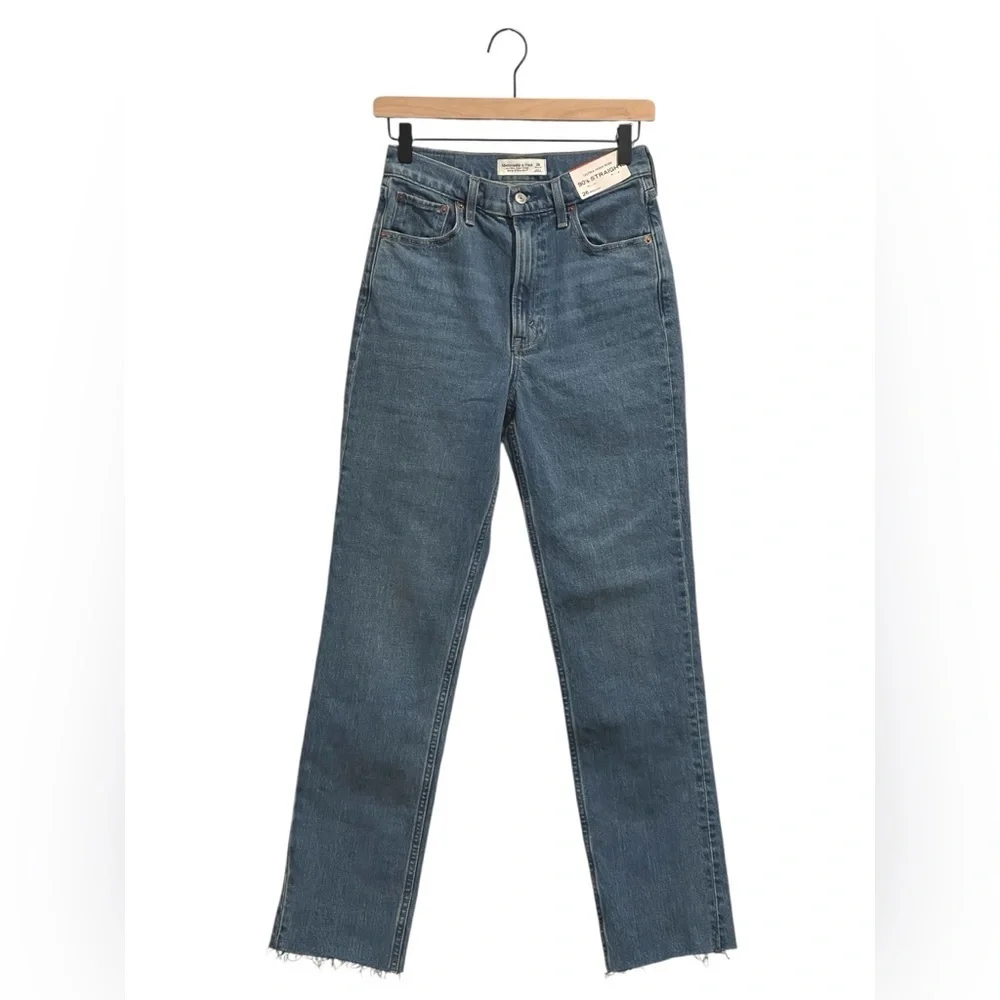 NWT Abercrombie & Fitch 90’s Straight Ultra High Rise, Med Raw Hem, 26 Regular